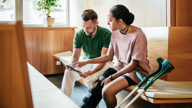 A woman with an ACL injury consults with her physiotherapist.