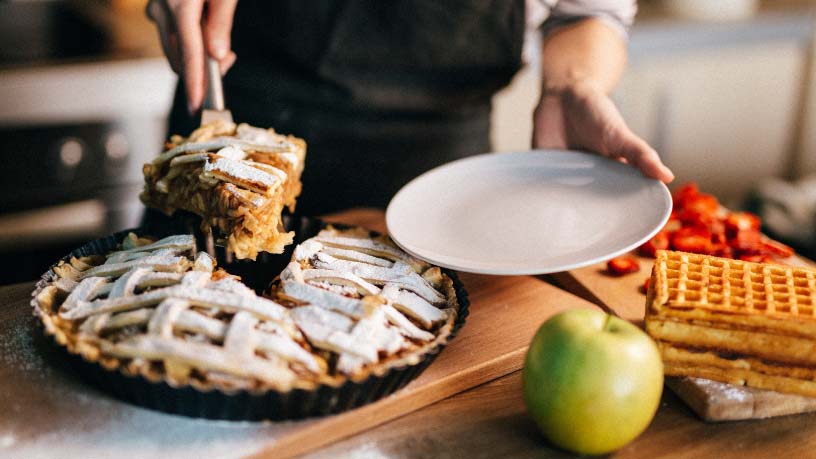 Человек подает кусок пирога.
